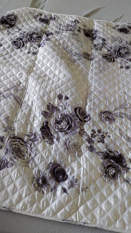 Prehoz na posteľ s krásnymi ružami, 