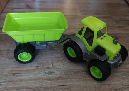 Traktor z vlečkou,