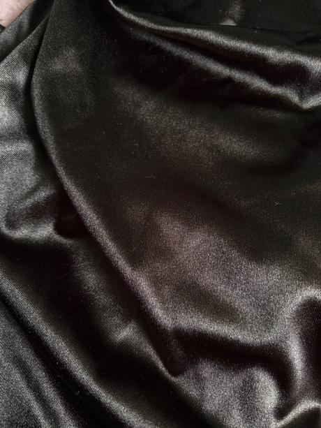 Čierne zamatové šaty s trblietkami, xl