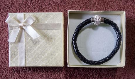 Kožený náramok v darčekovej krabičke,