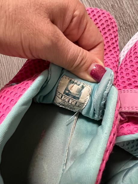 Ruzove tenisky, champion,34