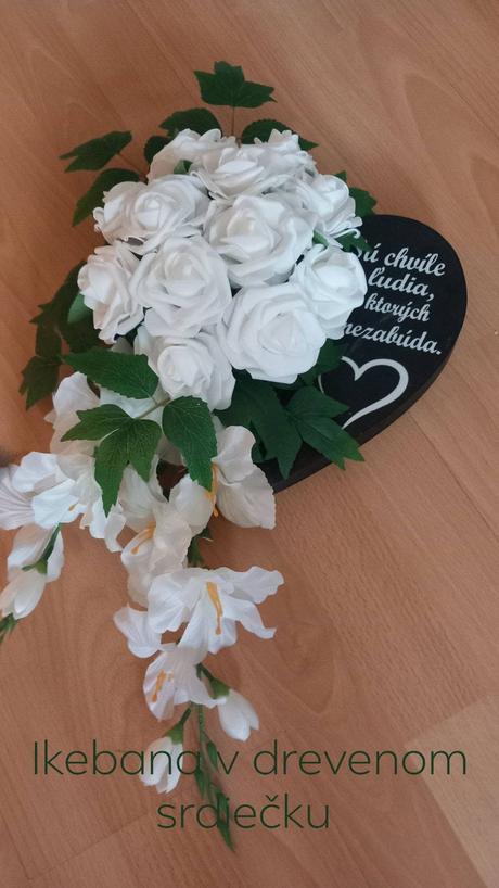 Ikebana na hrob na drevenom srdiečku s napisom, 