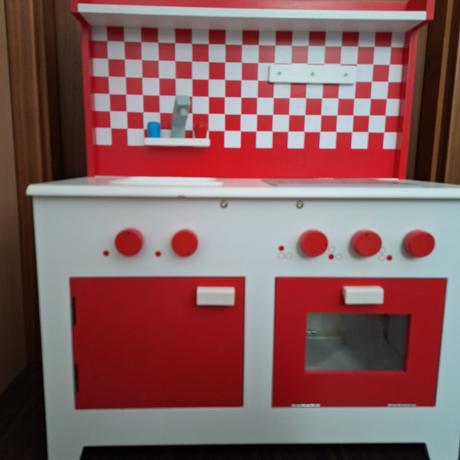 Drevená kuchynka s príslušenstvom a zásterou, 