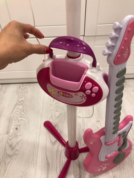 Mikrofon, gitara a klavirik, 