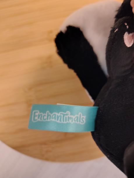 Plyšový skunk caper, enchantimals, 16 cm, 