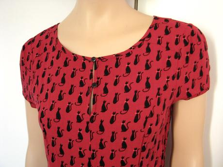 Tmavočervené šaty s mačičkami, 40