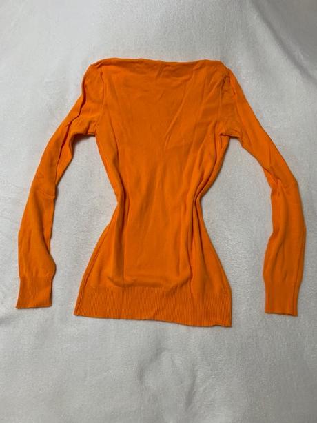 Oranžový svetrík s výstrihom do v zn. uc benetton, benetton,m / s