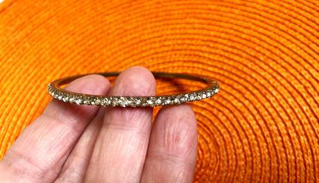 Štrasový náramok,