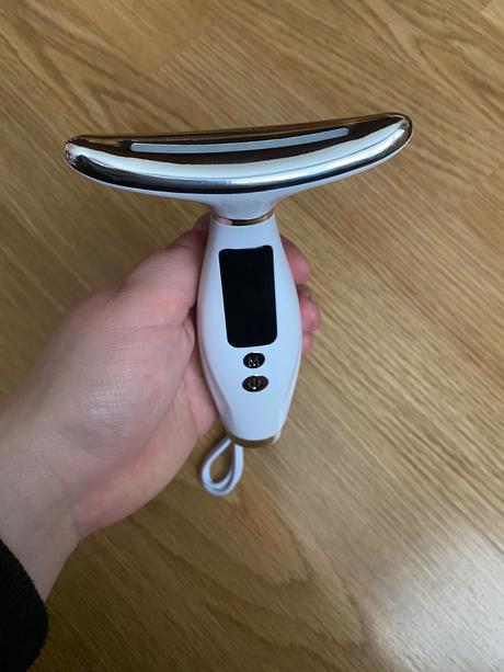 Masážny prístroj na spevnenie tváre a krku, 