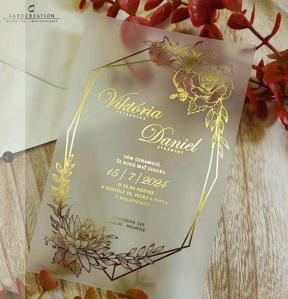 Tranpsarentné svadobné oznámenia so zlatým písmom