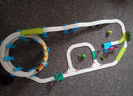 Vlacikovu drahu s vlacikom. vlacik ide na 2x 1,5v, 