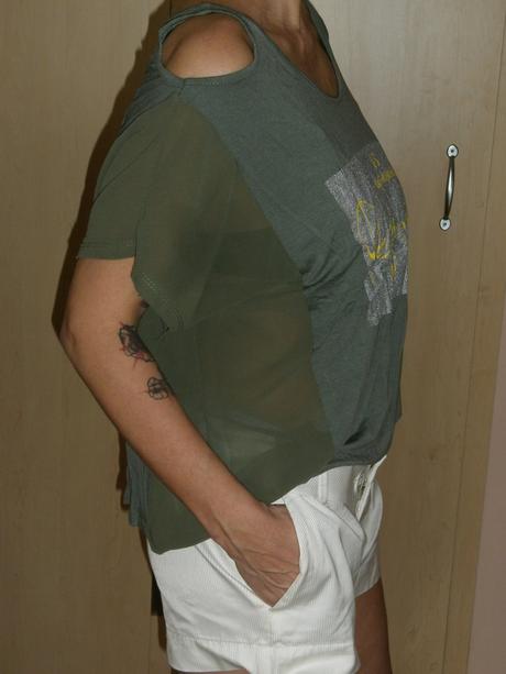 Tričko s nápisom a holými ramenami-m, m