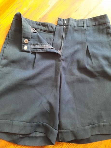 Tmavomodré kraťasy, 36