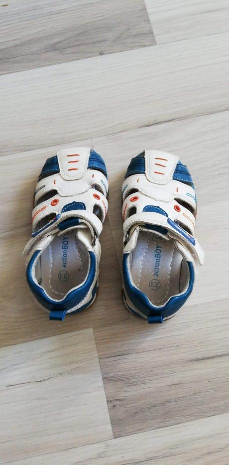 Sandálky so zatvorenou špičkou, 23