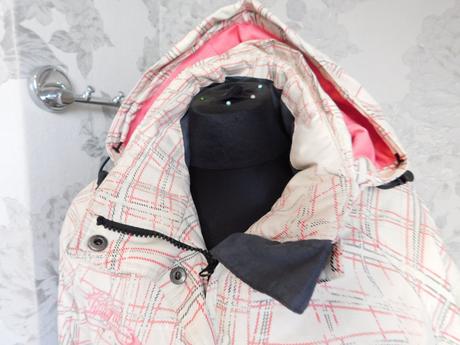 Kvalitna lyziarska bunda s odonimatelnou kapucnou, 36