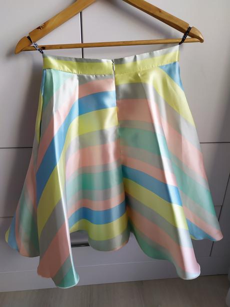 Překrásná sukně vhodná na oslavy, xs