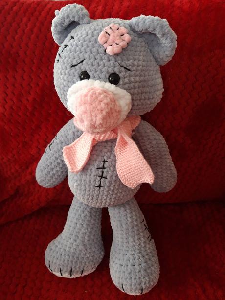 Háčkovaní mackovia so záplatou, 