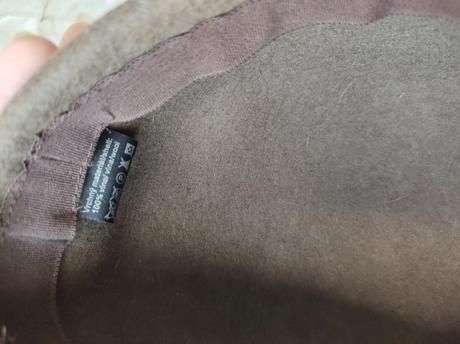 Klobúk farby kávy, 