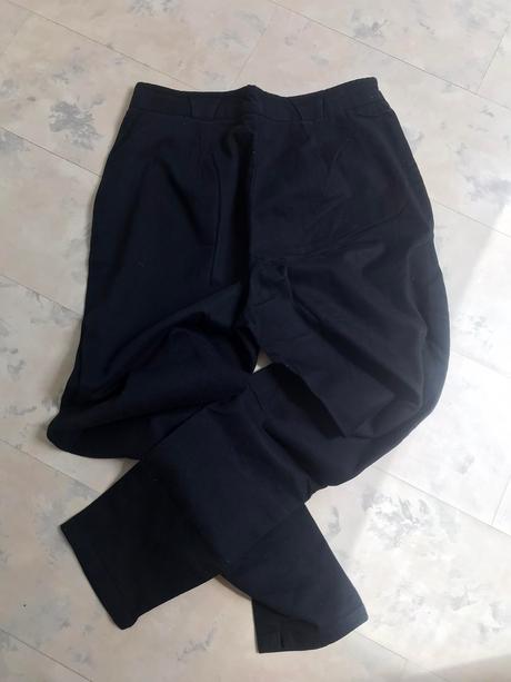 Nohavice s vysokým pásom, 42