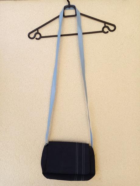 Tmavomodrá športová crossbody kabelka,