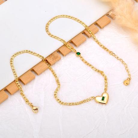 Oceľová retiazka s červeným srdiečkom,