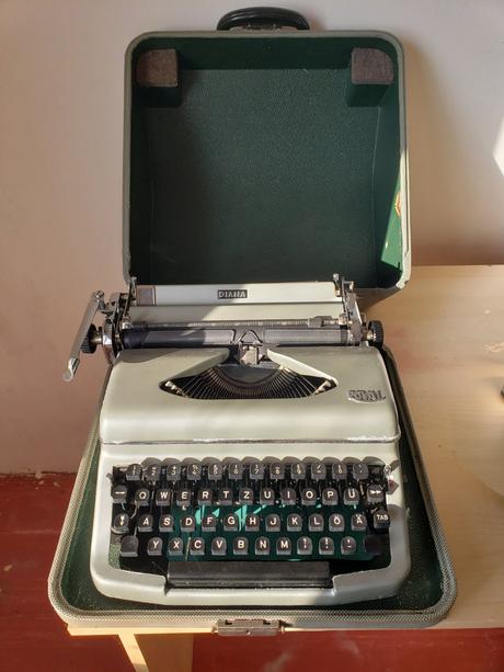 Kufrikovy pisaci stroj royal diana, 