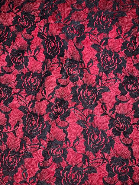 Červená elegantná sukňa s čipkou, m