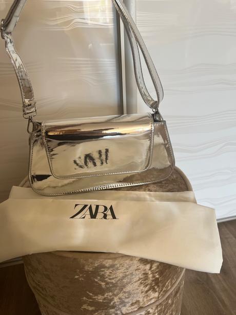 Strieborná zrkadlova kabelka, 