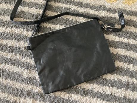 Kabelka s nášivkami,