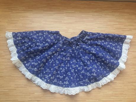 Folklorna mama a dcera sukna 98 a 42, 86–98