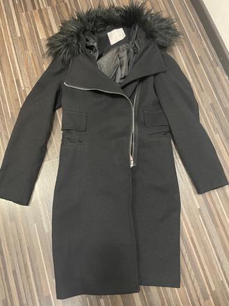 Krásny čierny kabát s kozusinkou, s