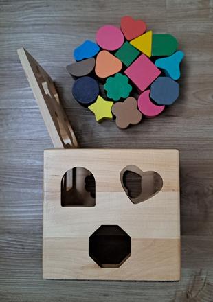 Drevená otváracia kocka na vkladanie tvarov, 