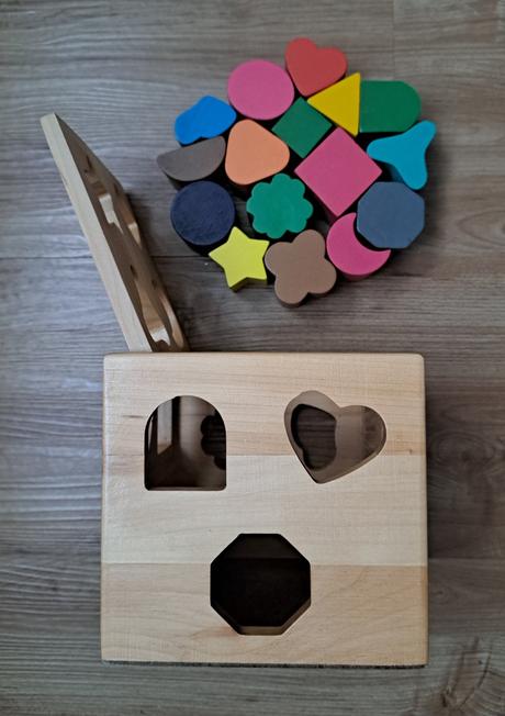 Drevená otváracia kocka na vkladanie tvarov, 