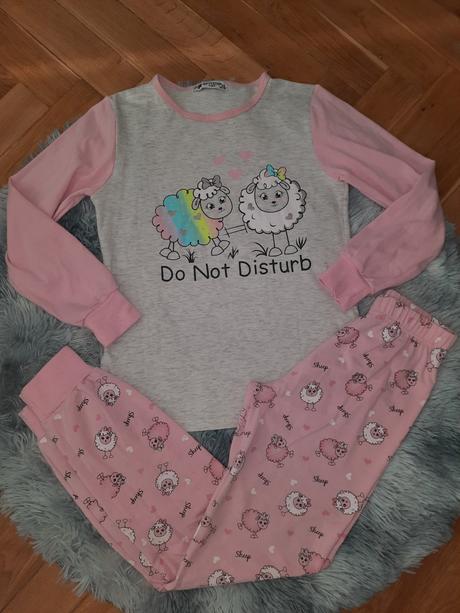 Pekné pyžamko 140/146, 140