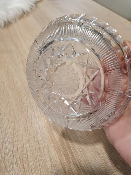 Kryštálový popolník,