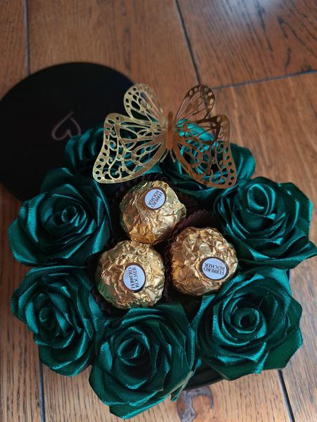 Luxusný darčekový box s ružami, ferrero rocher a m,