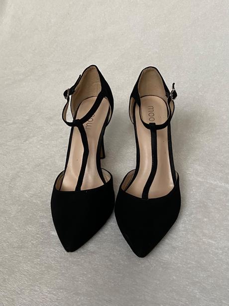 Čierne lodičky, 39