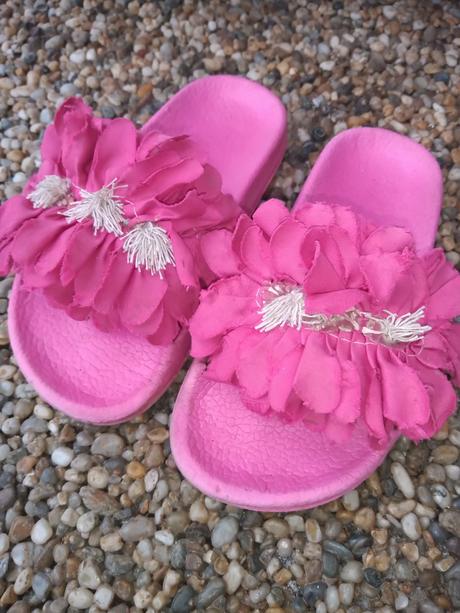 Šľapky s kvetinovou aplikáciou, 30