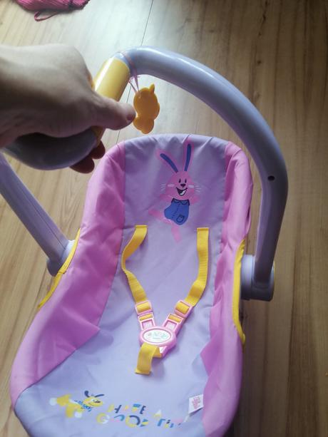 Nosic a autosedacka baby born, 