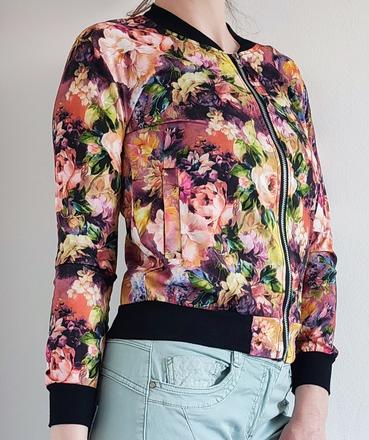 Ľahučká kvietkovaná bomber bundička, m