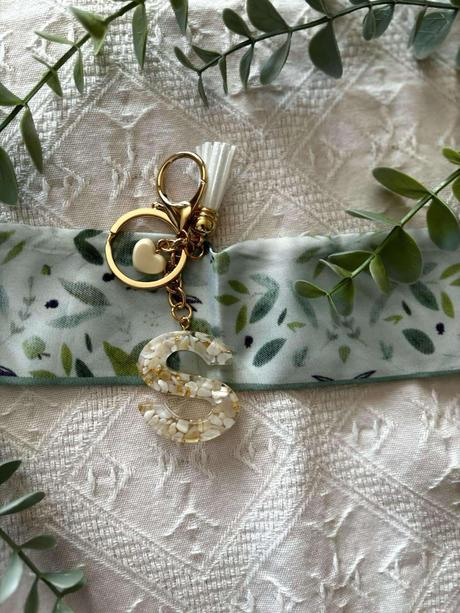 Ručne vyrobené živicové kľúčenky, 