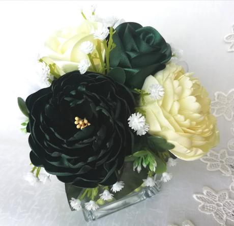 Saténové ruže a pivonky v aranžmáne, 