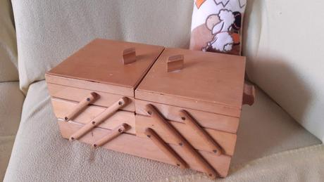 Predám drevenú rozkladaciu kazetu, šijacie potreby, 