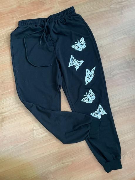 Tepláky s motýľmi, 38