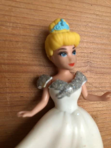 Bábika postavičky popoluška a princ,