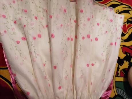 Spoločenské šaty s ružičkami, 116