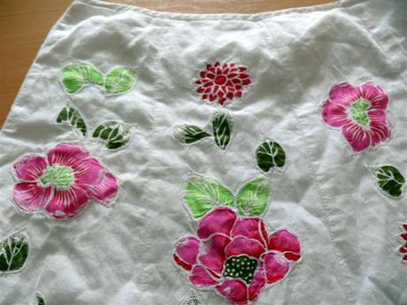 Biela sukňa so spodničkou,kvetinovými aplikáciami, 38