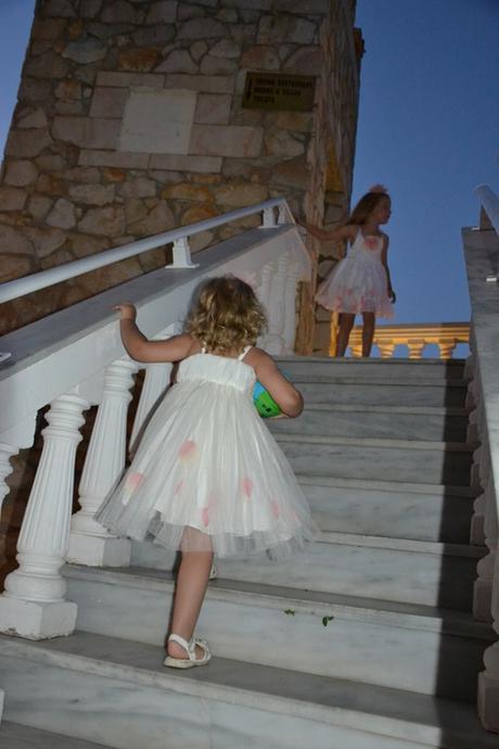 Prekrasne biele satenove saty s tylom a lupienkami, 110