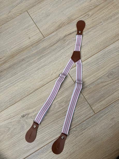 Sivý slávnostný komolet, 74