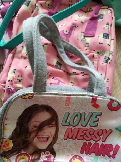 Balík dievčenských tašiek a kabeliek, 